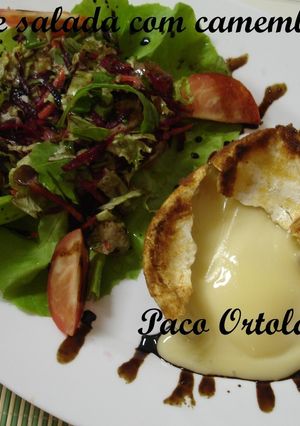 Una foto de Queijo camembert com mix de folhas
