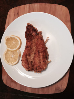 Una foto de Pechuga de pollo cubierta con parmesano y panko