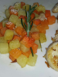 Una foto de Filete de chillo relleno de jamón al vapor con vegetales salteados