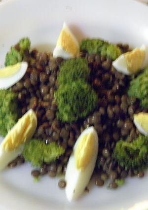 Una foto de Ensalada de lentejas y brócoli