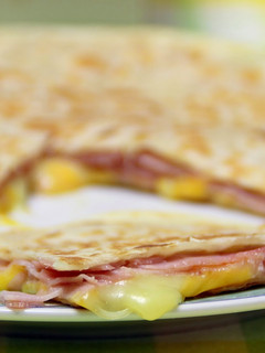 Una foto de Quesadilla de jamón york y queso (microondas)