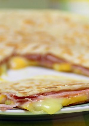 Una foto de Quesadilla de jamón york y queso (microondas)