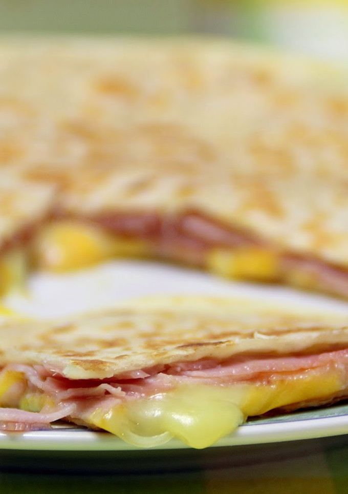 Una foto de Quesadilla de jamón york y queso (microondas)