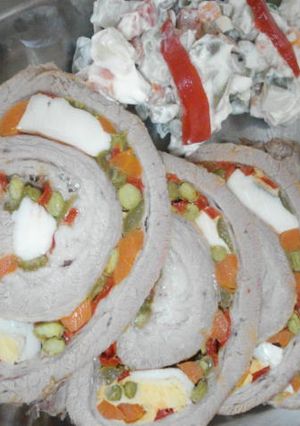 Una foto de Arrollado de matambre con ensalada rusa