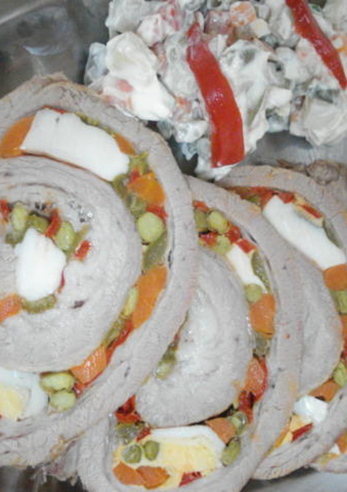 Una foto de Arrollado de matambre con ensalada rusa