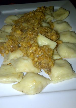 Una foto de Ravioles de trucha a la puentes con sello en salsa de caviar