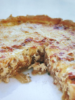 Foto principal de Tarta de cebollas con manzanas y bacon