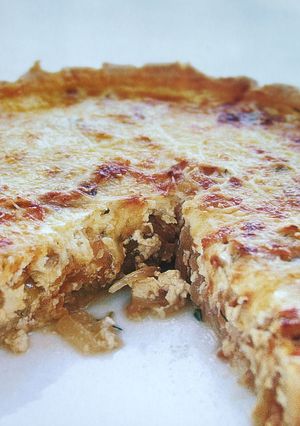 Una foto de Tarta de cebollas con manzanas y bacon