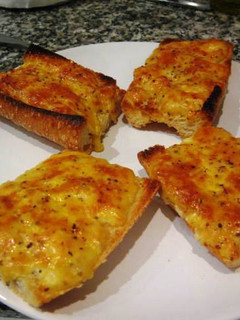 Una foto de Welsh rarebit (tostadas galesas con queso y cerveza)