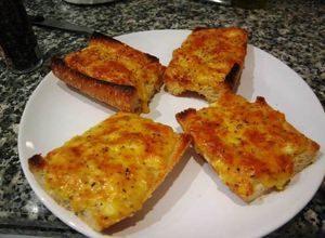 Una foto de Welsh rarebit (tostadas galesas con queso y cerveza) 