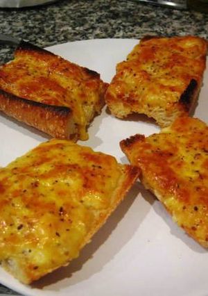 Una foto de Welsh rarebit (tostadas galesas con queso y cerveza) 