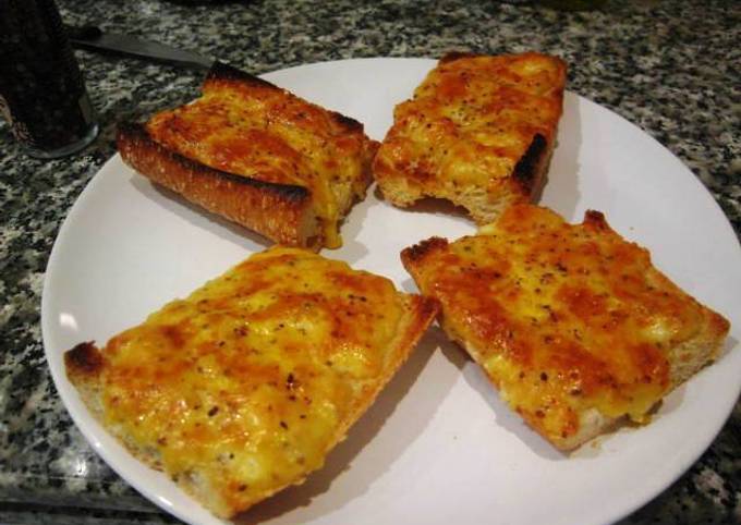Foto principal de Welsh rarebit (tostadas galesas con queso y cerveza) 