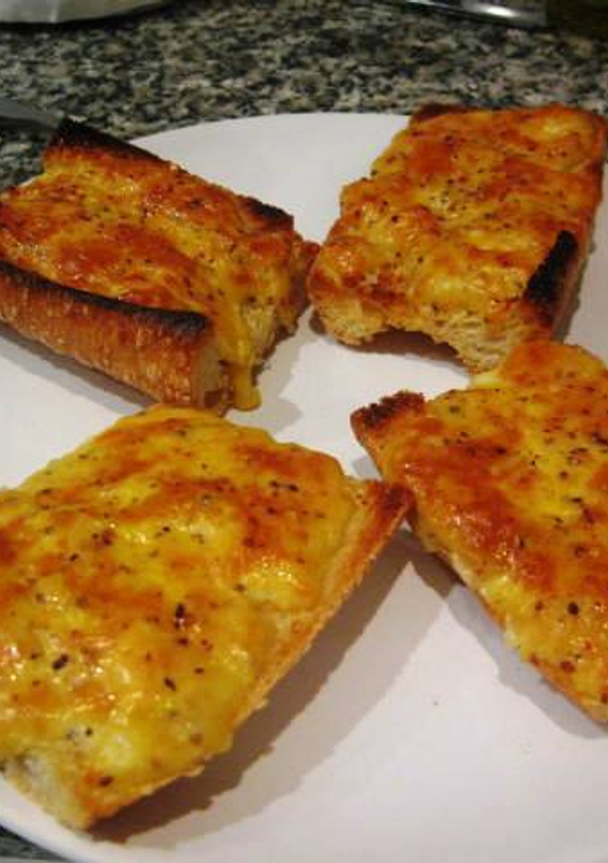 Una foto de Welsh rarebit (tostadas galesas con queso y cerveza) 