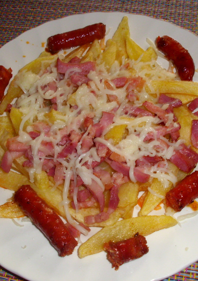 Una foto de Patatas con bacon y mozzarella