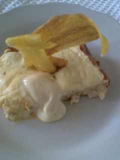 Una foto de Molde de pollo con salsa de queso