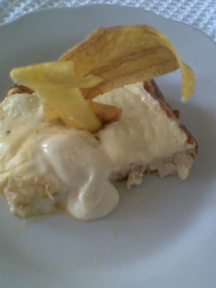 Una foto de Molde de pollo con salsa de queso
