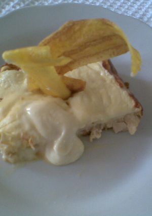 Una foto de Molde de pollo con salsa de queso