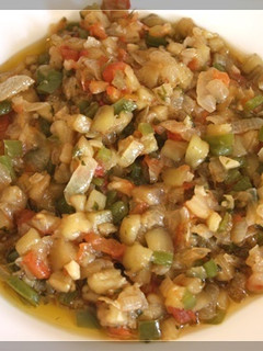 Una foto de Pescado con sofrito de berenjenas