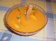 Una foto de gazpacho con menta