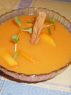 Una foto de Gazpacho de tomate con melocotón