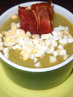 Una foto de Puré de verduras frío con jamón