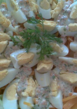 Una foto de Huevos en cama de verduras con salsa