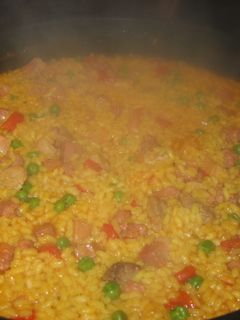 Una foto de Arroz a la milanesa con salchichas y jamón dulce