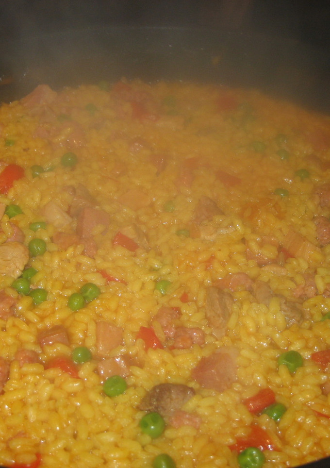 Una foto de Arroz a la milanesa con salchichas y jamón dulce