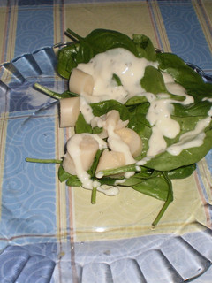 Una foto de Ensalada de palmitos y espinacas con yogur