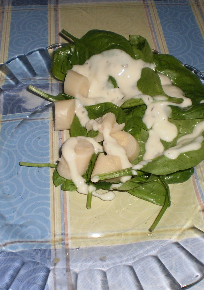 Una foto de Ensalada de palmitos y espinacas con yogur
