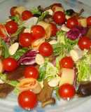 Ensalada variada con pinchos de tomate y queso.