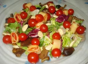 Foto principal de Ensalada variada con pinchos de tomate y queso.