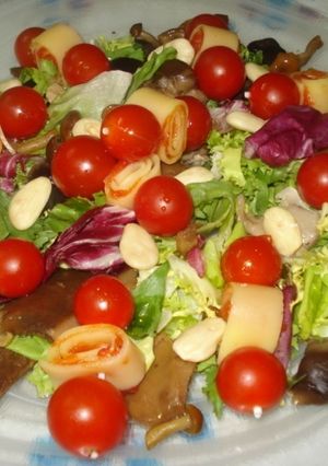 Una foto de Ensalada variada con pinchos de tomate y queso.