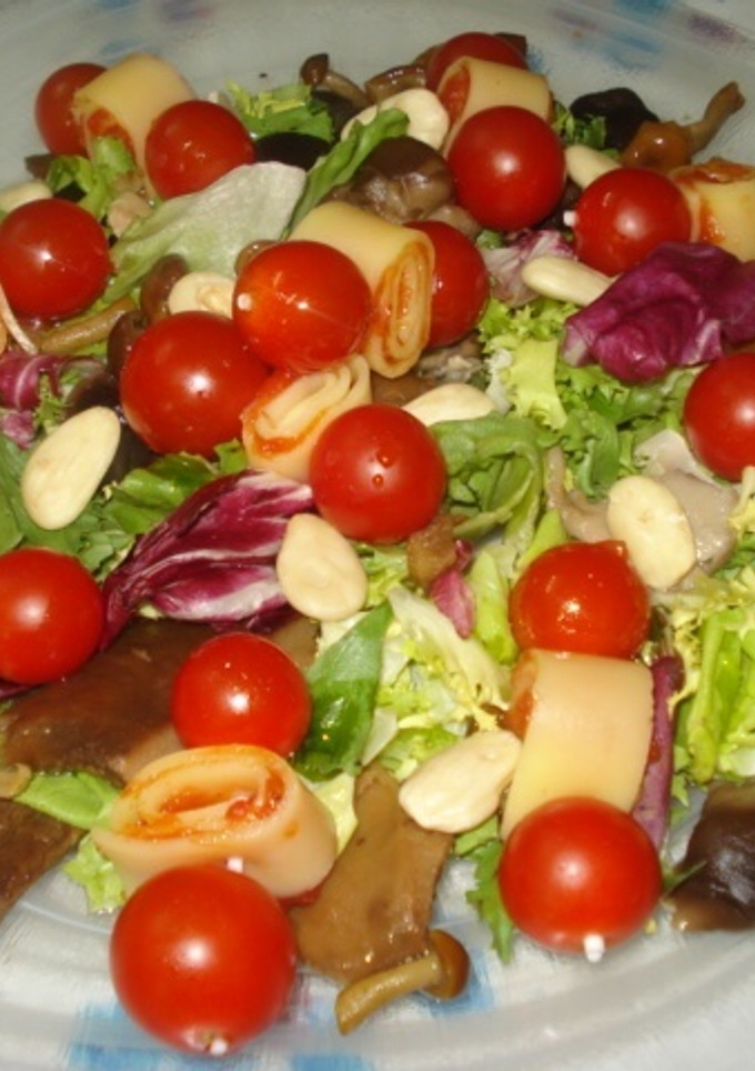 Una foto de Ensalada variada con pinchos de tomate y queso.