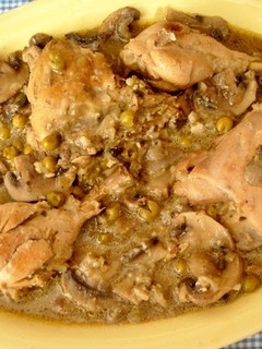 Una foto de Pollo con salsa de champiñones y almendras