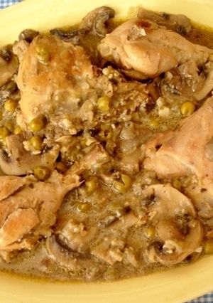 Una foto de Pollo con salsa de champiñones y almendras