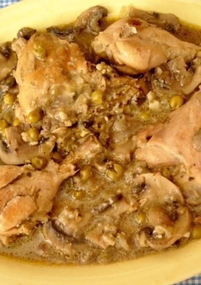 Una foto de Pollo con salsa de champiñones y almendras
