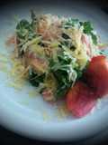 Ensalada de rúcula, jamón serrano y parmesano