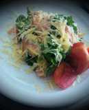 Ensalada de rúcula, jamón serrano y parmesano