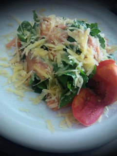 Una foto de Ensalada de rúcula, jamón serrano y parmesano