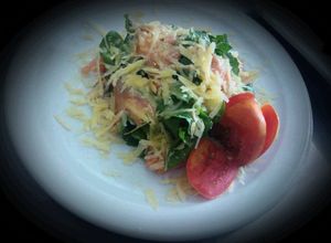 Una foto de Ensalada de rúcula, jamón serrano y parmesano