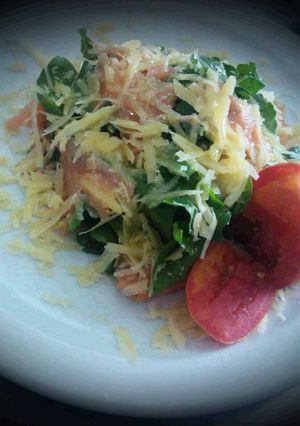 Una foto de Ensalada de rúcula, jamón serrano y parmesano