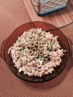 Una foto de Ensalada de pasta y pollo asado estilo "Deli"