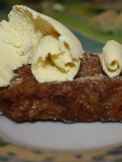 Una foto de Torrijas de café con helado de vainilla