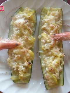 Una foto de Calabacines rellenos de gambas, atún y queso fresco