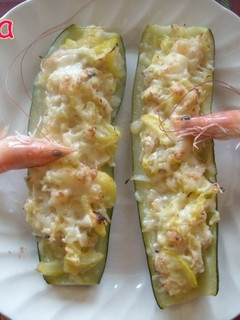 Una foto de Calabacines rellenos de gambas, atún y queso fresco