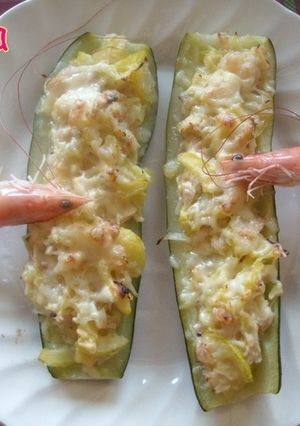 Una foto de Calabacines rellenos de gambas, atún y queso fresco