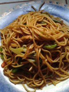 Una foto de Tallarines salteados con verduras chinas