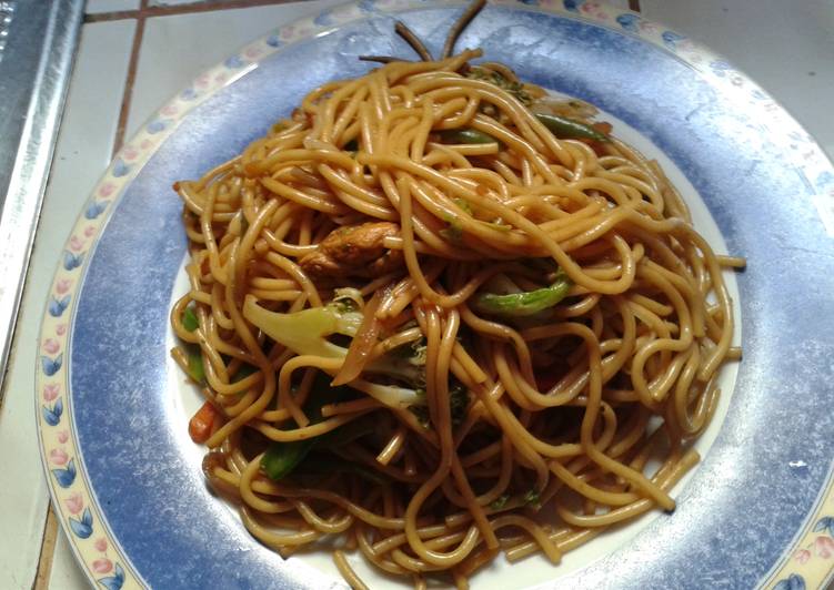 Tallarines salteados con verduras chinas