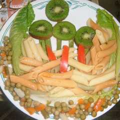 Una foto de Macarrones de colores con kiwi
